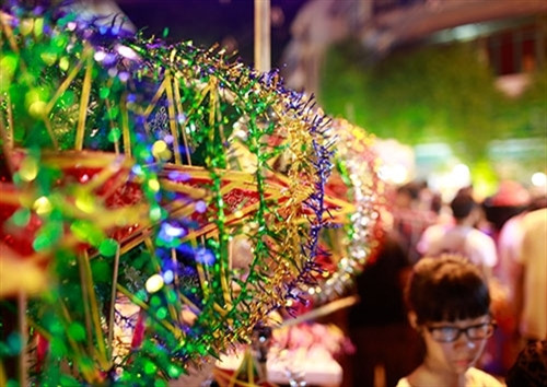 除了进口的玩具以外，五角星灯、糖人、糖果等传统的玩具和货物在此儿童传统节日中是不能缺少的。