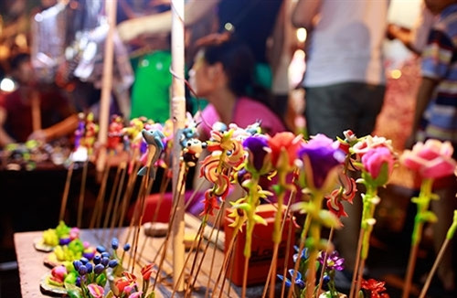 除了进口的玩具以外，五角星灯、糖人、糖果等传统的玩具和货物在此儿童传统节日中是不能缺少的。