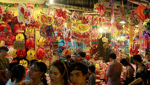 梁文干街、鱼炙街、冥器行街上中秋节气氛非常热闹。