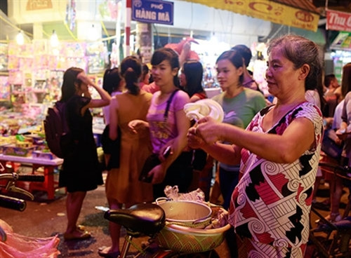 除了进口的玩具以外，五角星灯、糖人、糖果等传统的玩具和货物在此儿童传统节日中是不能缺少的。