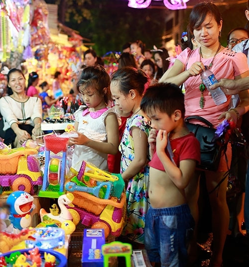 五花八门的玩具一直吸引住小朋友的眼球。
