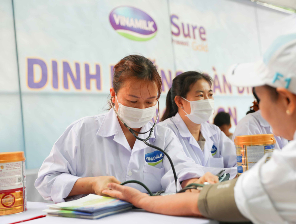 越南乳制品股份公司营养中心的医生们为老年人提供有关健康饮食和营养制度的建议，以控制血糖、增强自身免疫力以及预防过度疲劳等。图自越通社