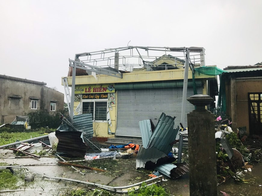 越门镇多间房屋屋顶被掀翻、房屋外墙倒塌。图自越通社