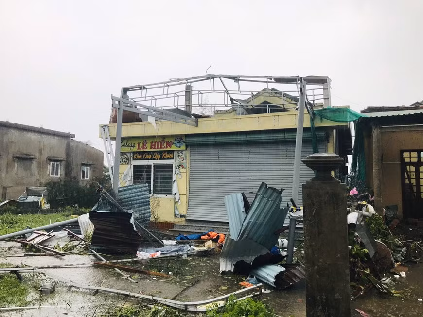 越门镇多间房屋屋顶被掀翻、房屋外墙倒塌。图自越通社