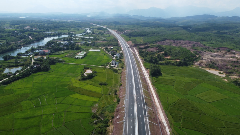 在全长80余公里的云屯—芒街高速公路上有了32座桥，其总里程7.5多公里，因此云屯—芒街被视为全国桥梁最多的高速公路之一。图片来源：越通社