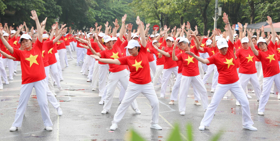 河内市中老年人户外健身运动协会2000多名会员参加健身表演活动。图自越通社。图自越通社