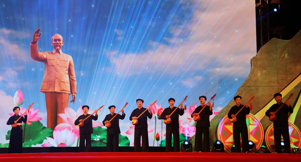 在北部山区各省的岱、侬、傣三族信仰文化生活中，天曲被誉为“神灵”的曲调。图自越通社