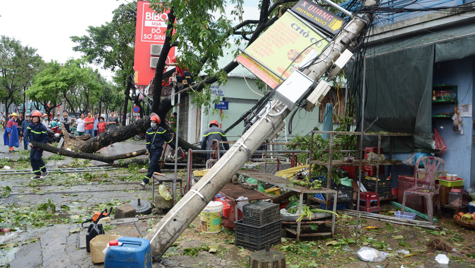 岘港市海州郡职能力量同当地居民配合克服第四号台风造成的后果。图自越通社