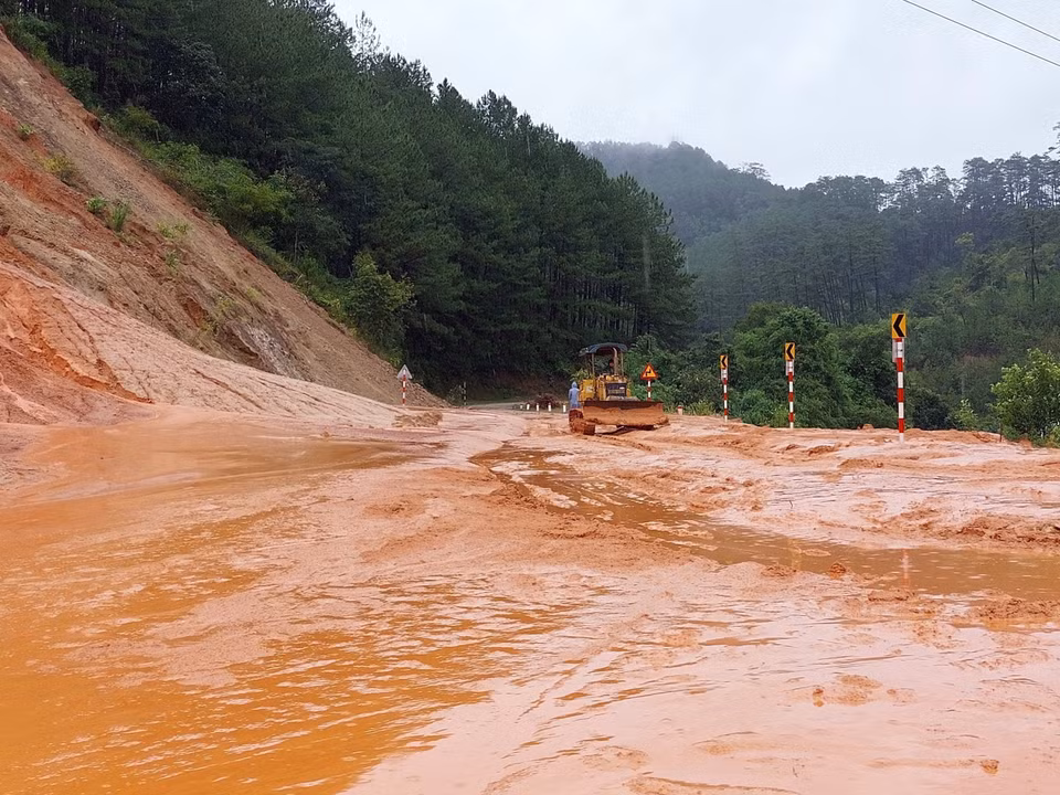 崑嵩省须麻容县出现强降雨天气，造成很多地方断水断电，道路坍塌。图自越通社