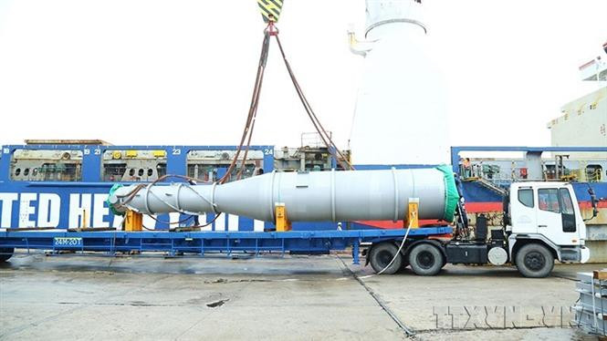 越南Doosan 重工业有限公司在广义省容橘经济区向泰国出口一批燃料加热设备。图自 越通社