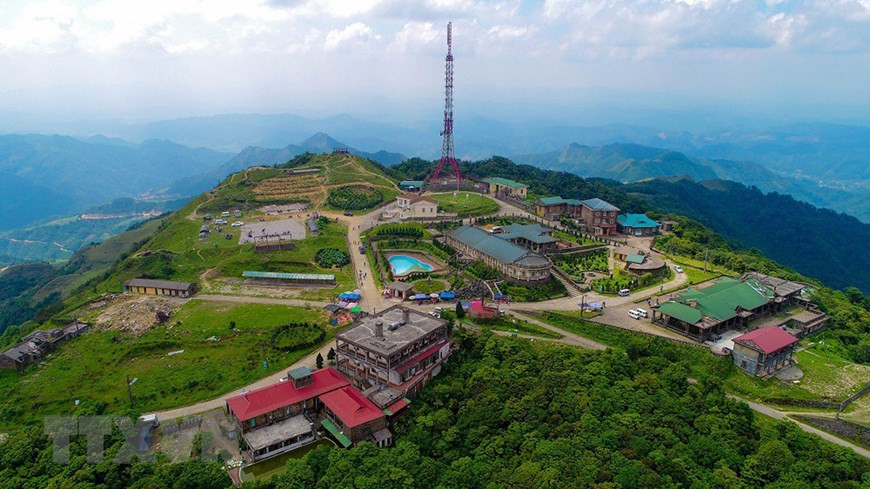 母山山峰位于谅山省东北边地区，是东西向延申的巨大山峰，距离谅山市约30公里。图中：母山峰顶全景。图自越通社