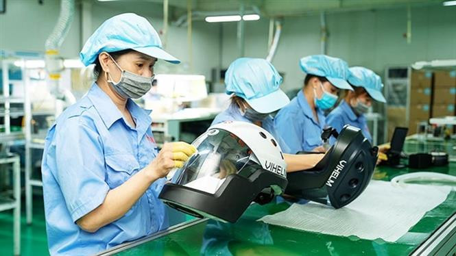 在第5届国际创新创业大赛中，由杜仲明德和陈阮庆安等两名越南学生共同设计的防疫帽子Vihelm已跻身科技设计前十。图自 越通社