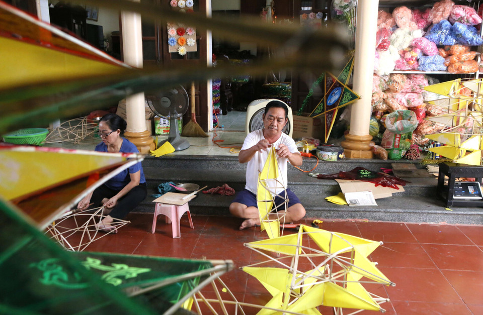 报答村里共有约1000户家庭，其中300户家庭从事传统灯笼制作业。图自 越通社