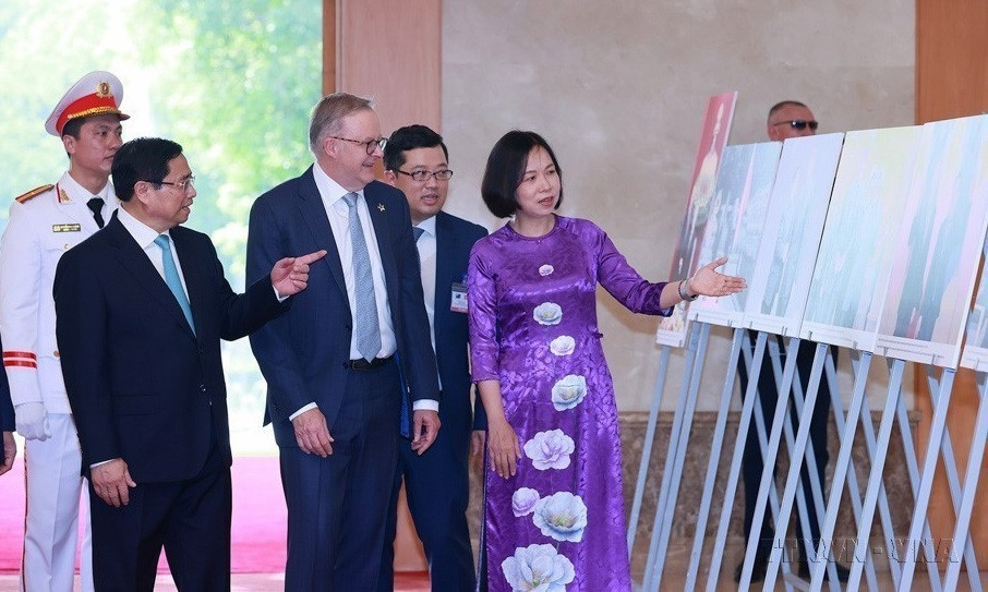 越南通讯社社长武越庄向越南政府总理范明政和澳大利亚总理安东尼·阿尔巴尼斯介绍由越南通讯社记者拍摄的有关越南与澳大利亚合作关系的图片。图自越通社