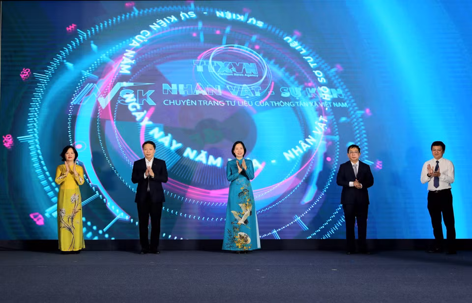 越通社社长武越庄和与会代表出席“人物-事件”资料专栏开通仪式，网址nvsk.vnanet.vn。图自越通社