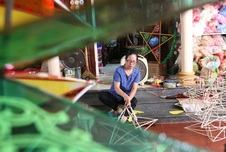 男女老少都赶时间制作各种中秋灯笼，该工作尽管不要花太多功夫，但却需要经过很多步骤并且花费不少时间。图自 越通社