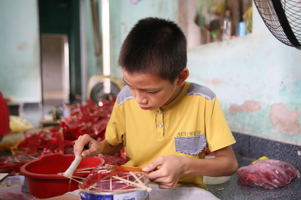 五角星灯笼是越南传统中秋节的象征，是很多越南人最美好的童年记忆。图自 越通社