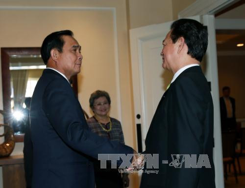  越南政府总理阮晋勇会见泰国总理巴育。（图片来源：越通社）