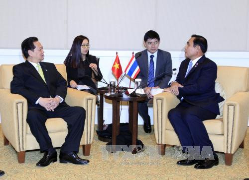  越南政府总理阮晋勇会见泰国总理巴育。（图片来源：越通社）