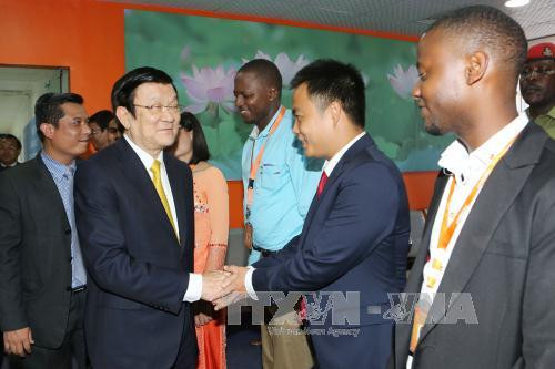 张晋创主席走访移动互联网Halotel公司。（图片来源：越通社）