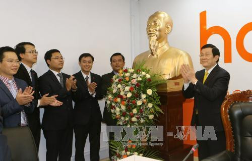张晋创主席向Halotel公司赠送胡志明主席雕像。（图片来源：越通社）