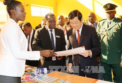 国家主席张晋创一行走访Ubungo加工区。(图片来源：越通社）