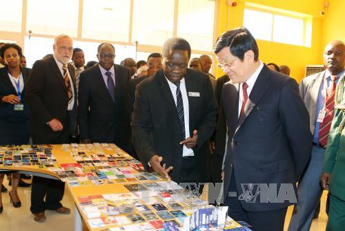 国家主席张晋创一行走访Ubungo加工区。(图片来源：越通社）