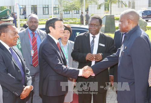 国家主席张晋创一行走访Ubungo加工区。(图片来源：越通社）