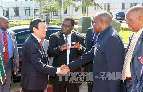 国家主席张晋创一行走访Ubungo加工区。(图片来源：越通社）