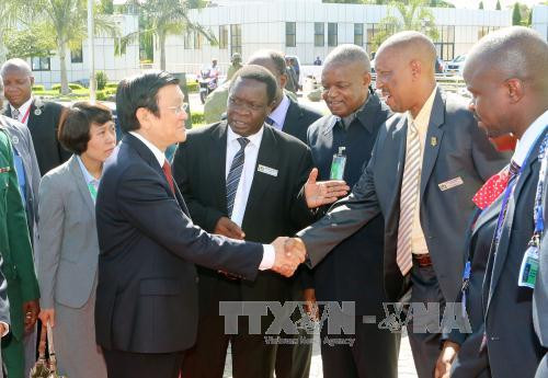 国家主席张晋创一行走访Ubungo加工区。(图片来源：越通社）