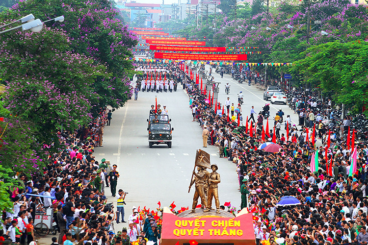 2014年5月，值纪念奠边府大捷60周年之际举行的游行活动。（图片来源：《人民报网》）