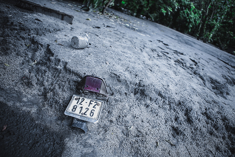 一辆摩托车被淹在泥煤炭里，洪水泥浆淹没了整个广宁省锦普市蒙阳市镇。（图片来源：《人民报网》）