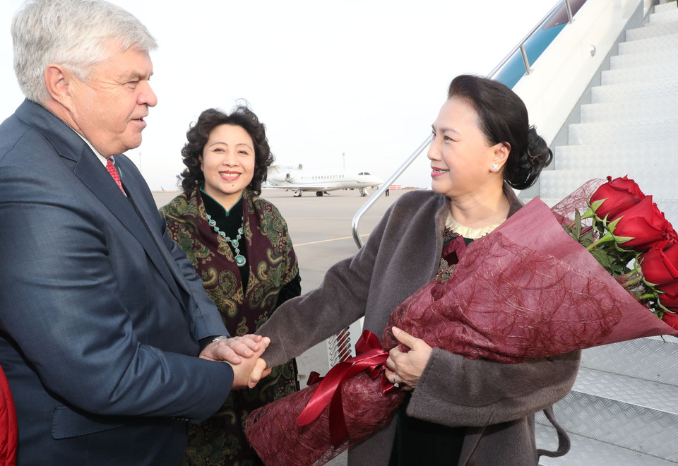 哈萨克斯坦议会下院副议长博伊科·弗拉迪米尔·卡尔波维奇来到机场迎接阮氏金银一行。（图片来源：越通社）