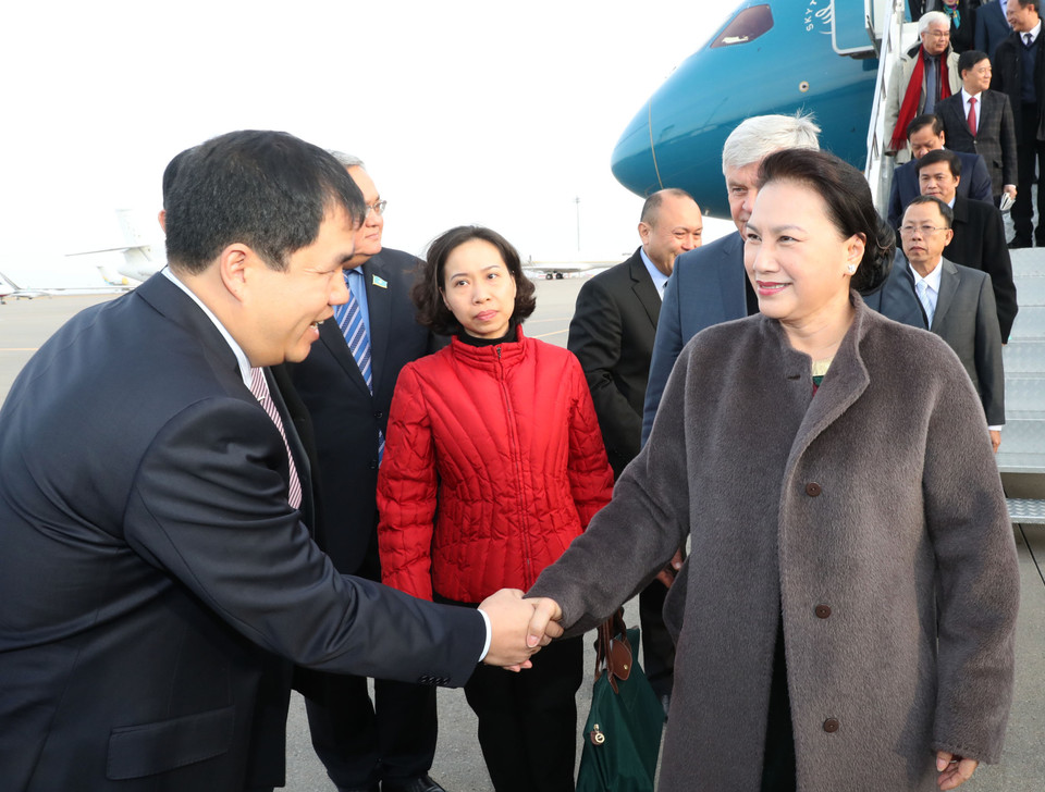 国会主席阮氏金银抵达阿斯塔纳纳扎巴尔耶夫国际机场。（图片来源：越通社）