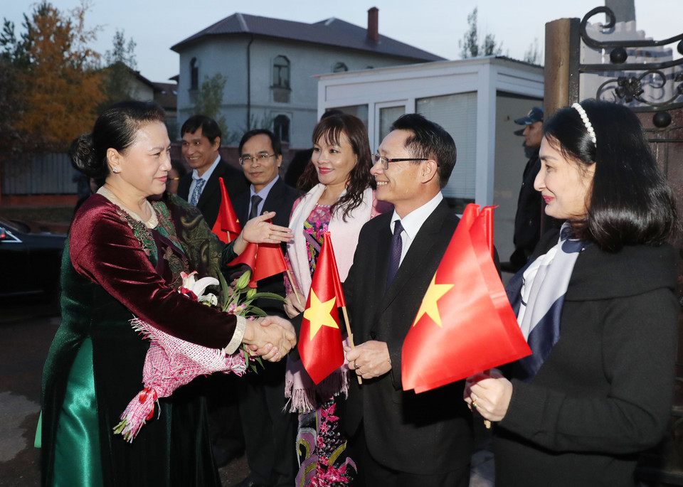 越南国会主席阮氏金银与越南驻哈萨克斯坦大使馆工作人员握手。（图片来源：越通社）