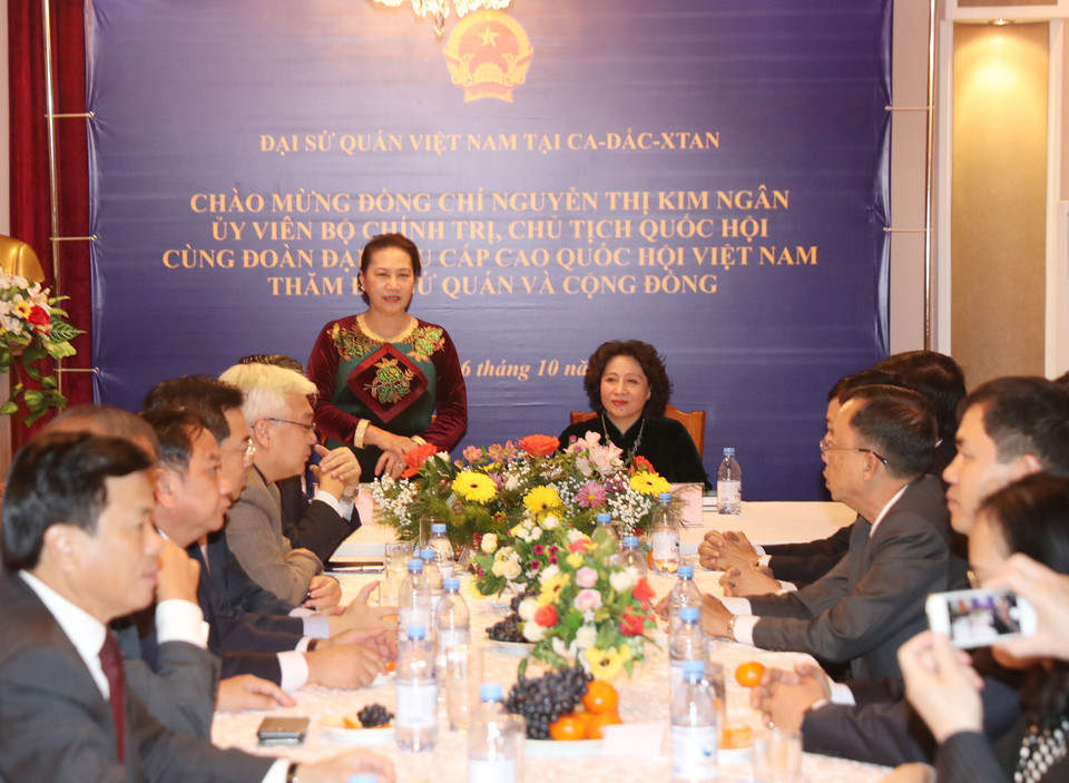 阮氏金银亲切会见越南驻哈萨克斯坦大使馆工作人员和旅哈越侨。（图片来源：越通社）