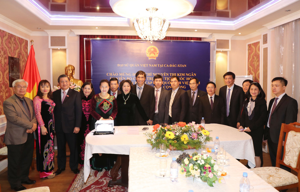 阮氏金银与越南驻哈萨克斯坦大使馆工作人员合影。（图片来源：越通社）