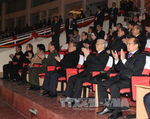 以及越共中央政治局委员、国会主席阮生雄，越共中央政治局委员、越南祖国阵线中央委员会主席阮善仁以及越共第十二届中央政治局委员、书记处书记和中央各部委行 业领导人一同出席。