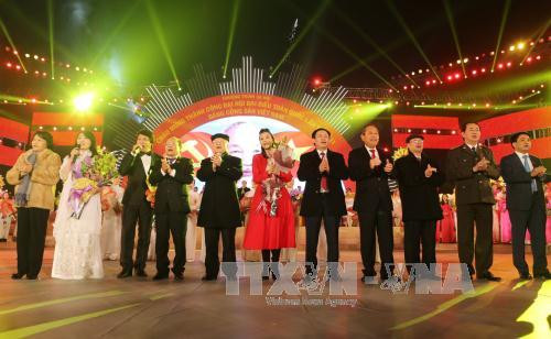 越共中央政治局委员、国会主席阮生雄，越共中央政治局委员、越南祖国阵线中央委员会主席阮善仁以及越共第十二届中央政治局委员、书记处书记和中央各部委行 业领导人一同出席。