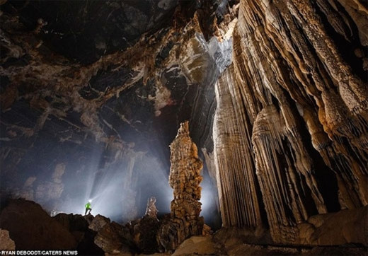 叠叠层层的岩石形成雄伟壮丽的风景。
