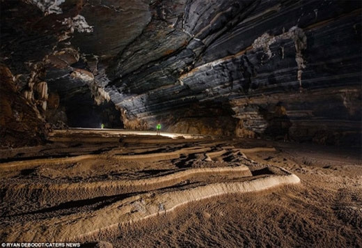 洞口由多彩的岩石构成。