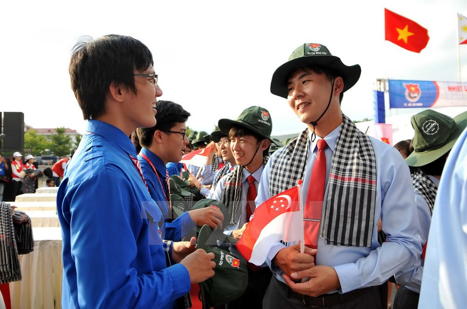 胡志明市青年与东南业十国与日本青年代表团进行交流。（图片来源：越通社）