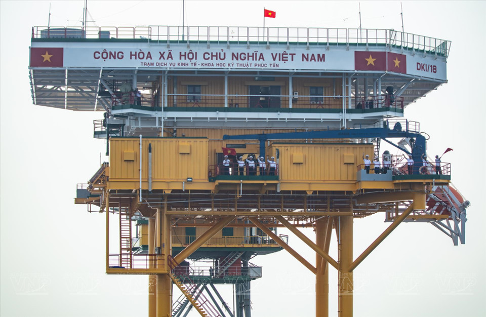 DK1海上高脚屋干部与战士迎接工作代表团到访。图自越通社/越南画报