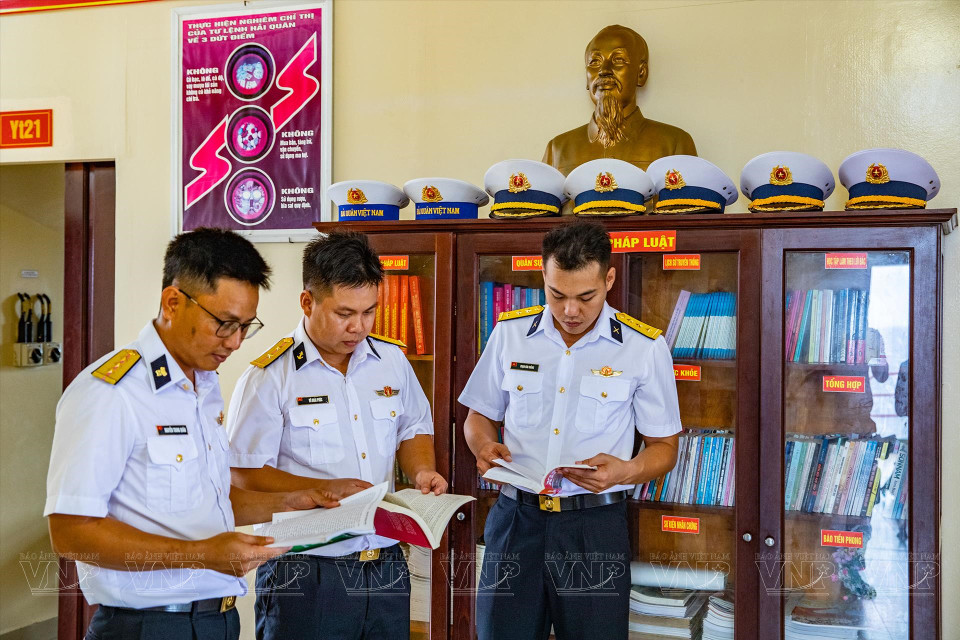 DK1海上高脚屋配备了报刊阅览空间，为战士们提供阅读和娱乐需求。图自越通社/越南画报