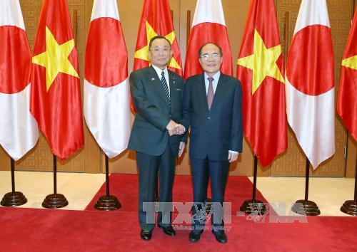 阮生雄主席与山崎正昭议长合影。（图片来源：越通社）