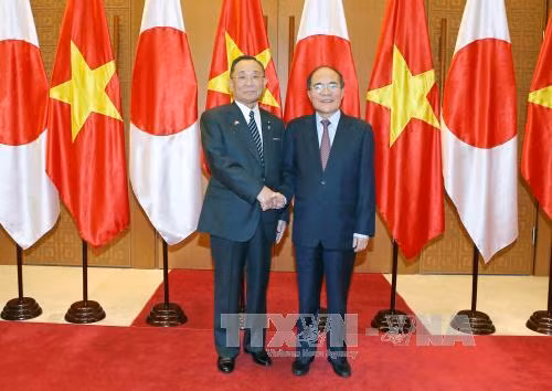阮生雄主席与山崎正昭议长合影。（图片来源：越通社）