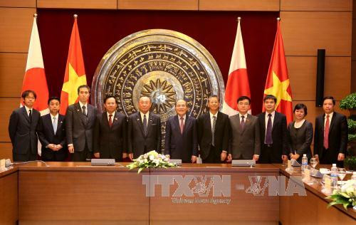 阮生雄主席与山崎正昭议长和双方代表团成员合影。（图片来源：越通社）