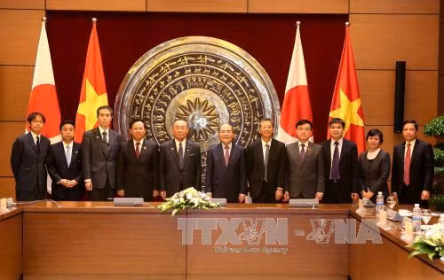 阮生雄主席与山崎正昭议长和双方代表团成员合影。（图片来源：越通社）