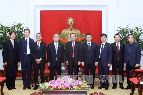 越共中央政治局委员、中央组织部部长、越日友好议员小组主席苏辉瑞会见山崎正昭议长（图片来源：越通社）
