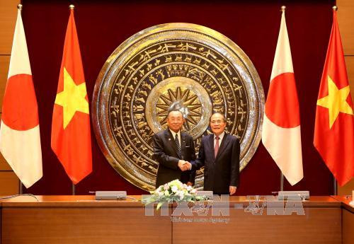 阮生雄主席与山崎正昭议长合影。（图片来源：越通社）